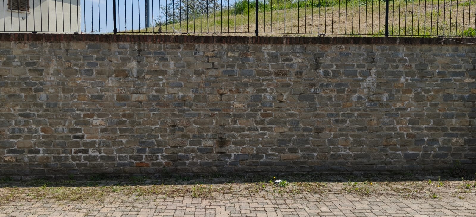 Muro storico in pietra di Langa con gradazione cromatica oro, ocra e grigio — realizzazione Barbero
