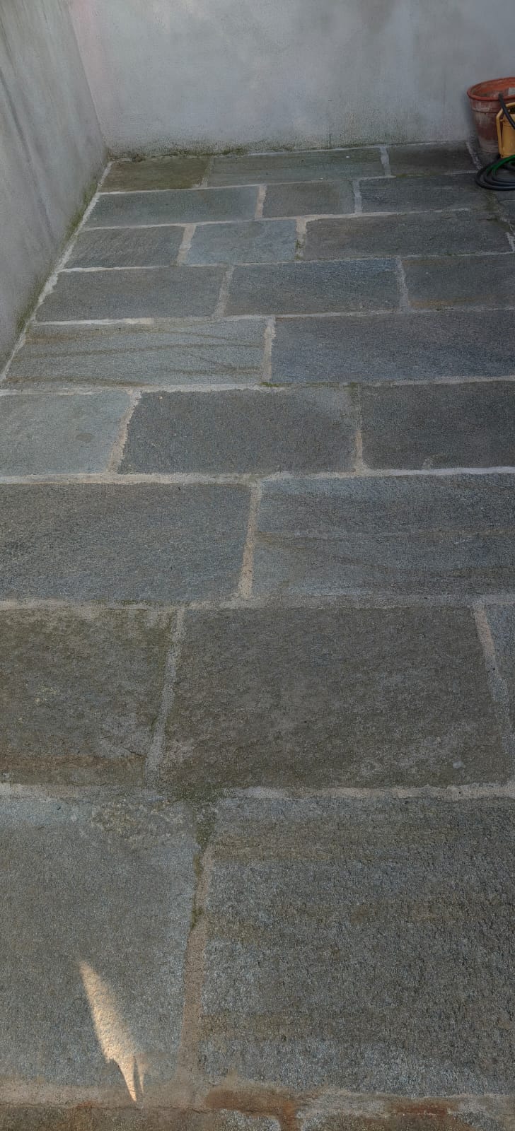 Pavimentazione esterna in lastre di pietra di Luserna grigio-verde con posa a cesto irregolare — realizzazione Barbero